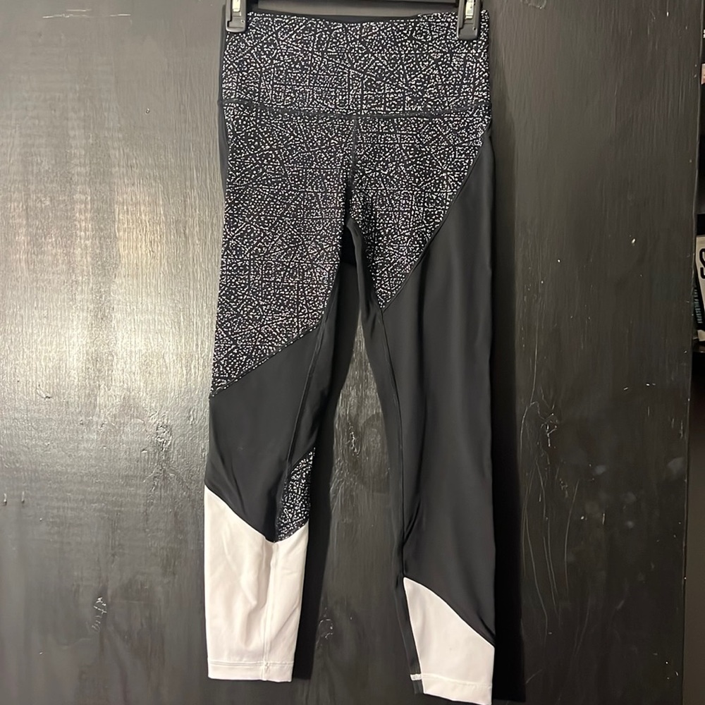 Lululemon Black and White Leggings Sz 6 EUC